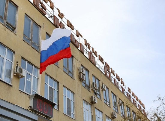 Над «Красным Октябрем» в Волгограде поднят российский триколор